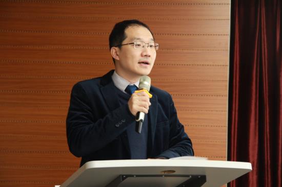 宫步坦为大学生讲授法制课.JPG 宫步坦为大学生讲授法制课.JPG
